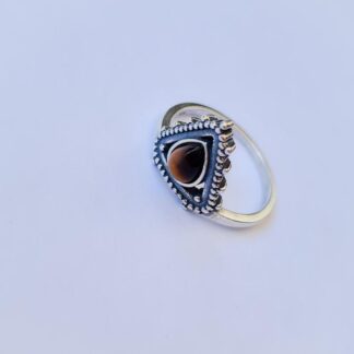 Anillo estilo hindú de plata y piedra
